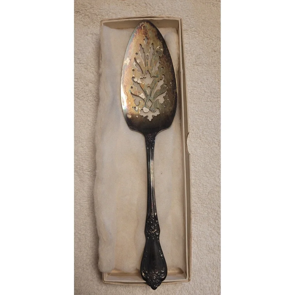 1-  Oneida Vanessa Francesca Pie Server Wm A Rogers Silverplate Flatware